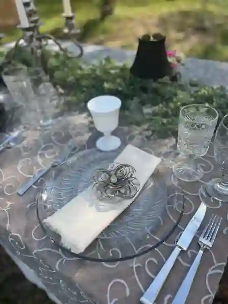 match dinner plates - The Tea Party Company wedding table set up clear glass vintage plates, centerpieces and glassware