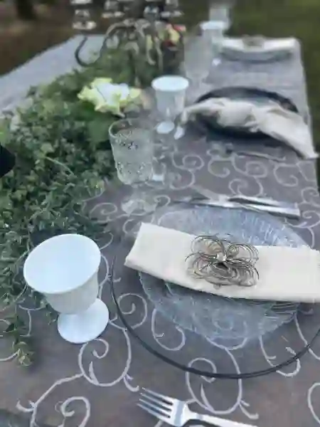 match dinner plates - The Tea Party Company wedding table set up clear glass vintage plates, centerpieces and glassware