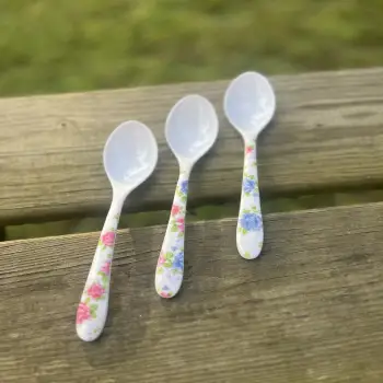 Three white teaspons made of melamine with shabby chic motifs
