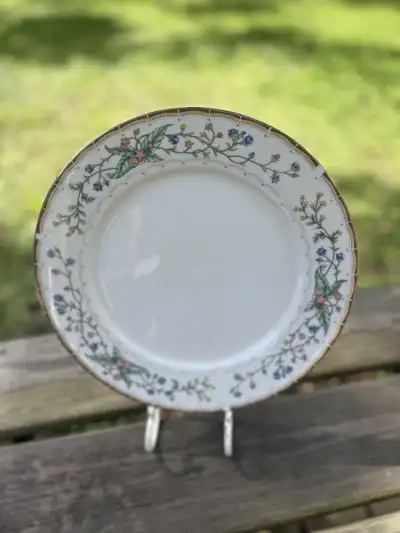 mismatch china rentals | The Tea Party Company Gold rim charger plate with flowers on the brim