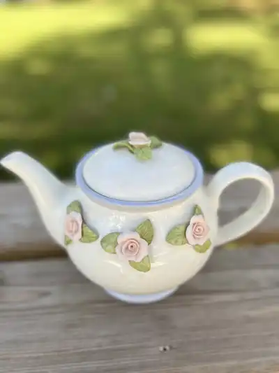 White teapot 3d pink rose in the center and tiny rose on the lid.